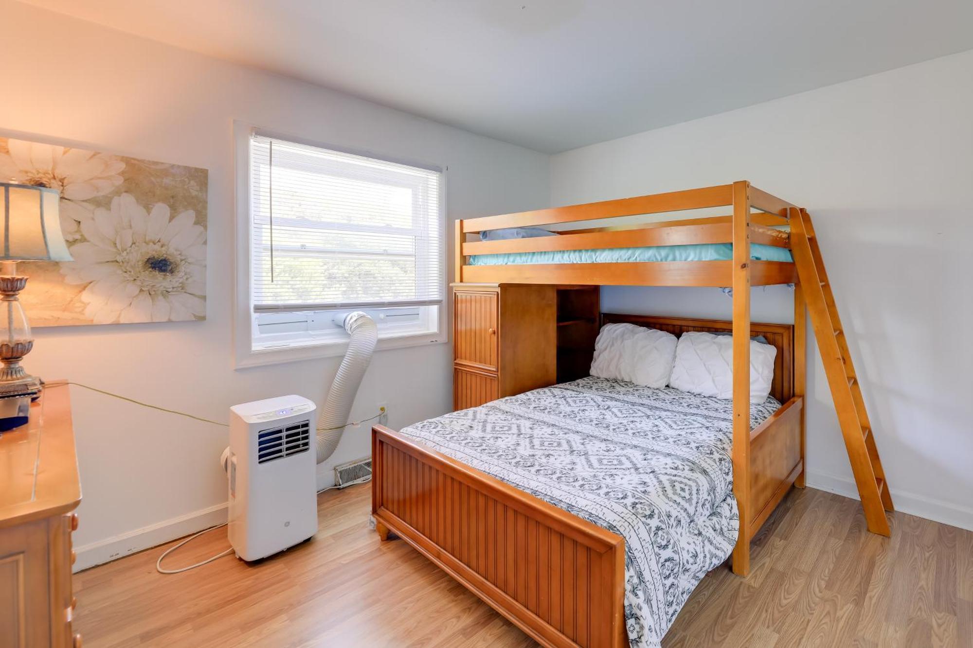 West Of The Moon Ocean Apt With Beach Access! Emerald Isle Bagian luar foto